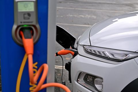 Ein Elektroauto lädt an einer Ladestation