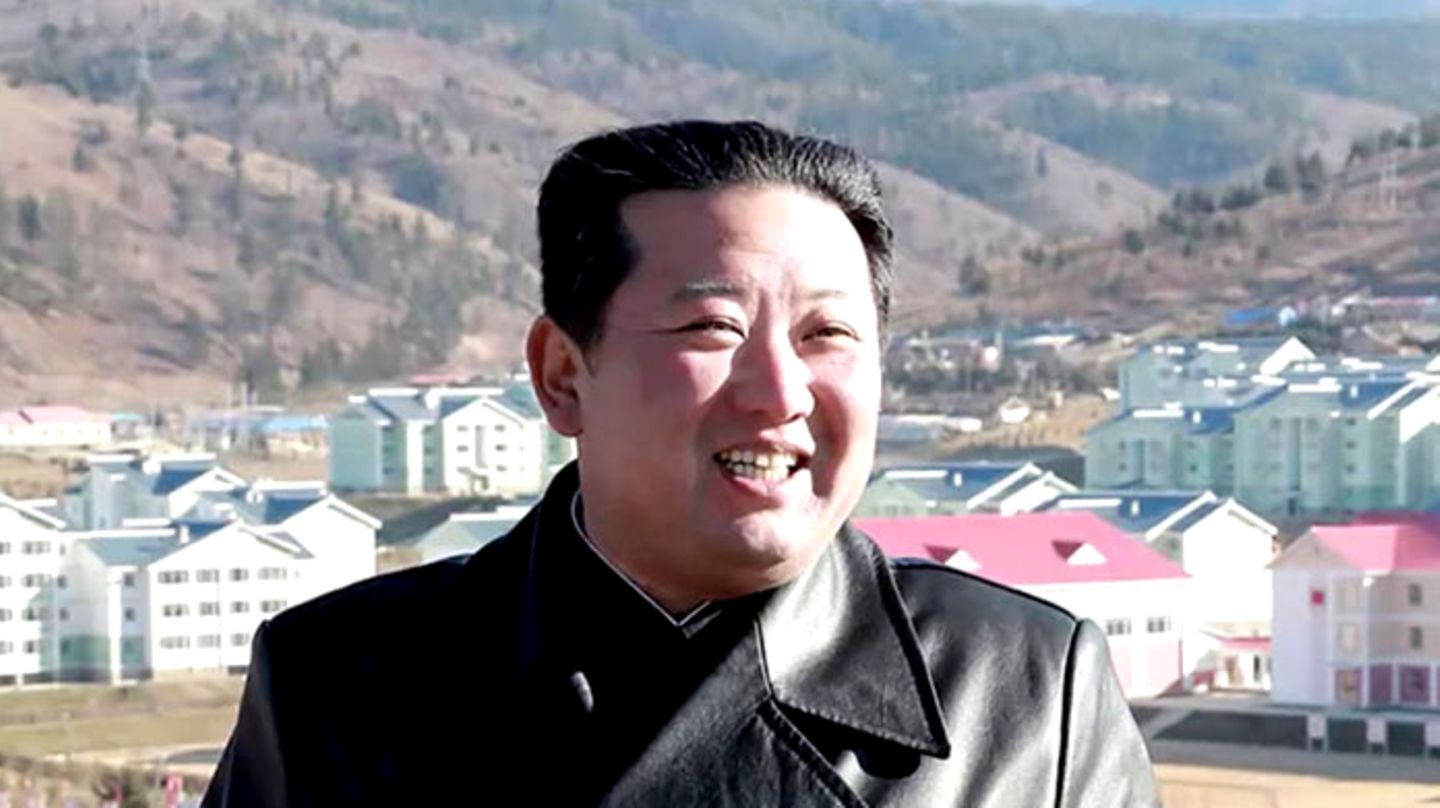 Nordkorea: Nach Spekulationen über seine Gesundheit: Kim Jong-un zeigt sich vor Prestige-Projekt