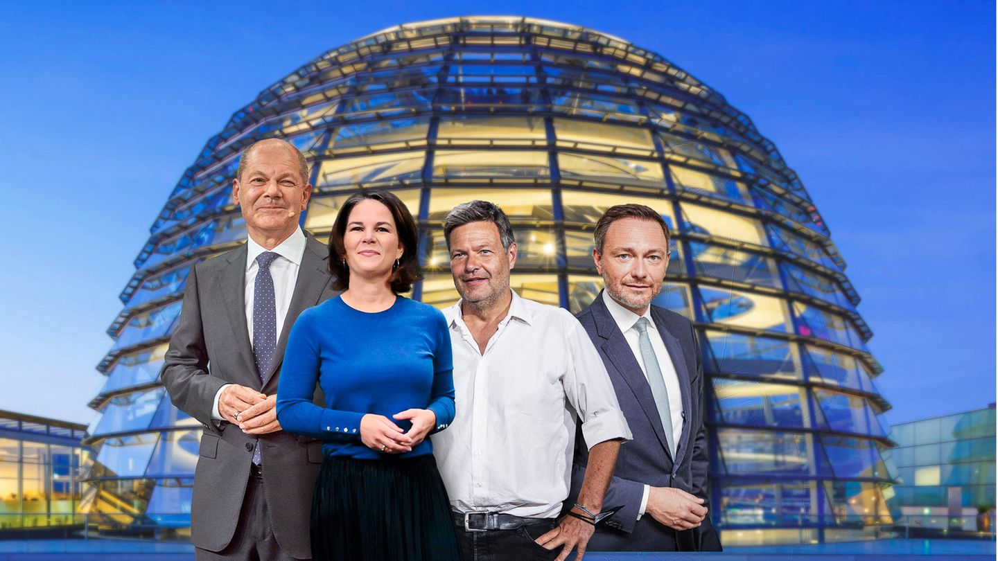 Scholz, Baerbock, Habeck und Lindner vor der Kuppel in Berlin