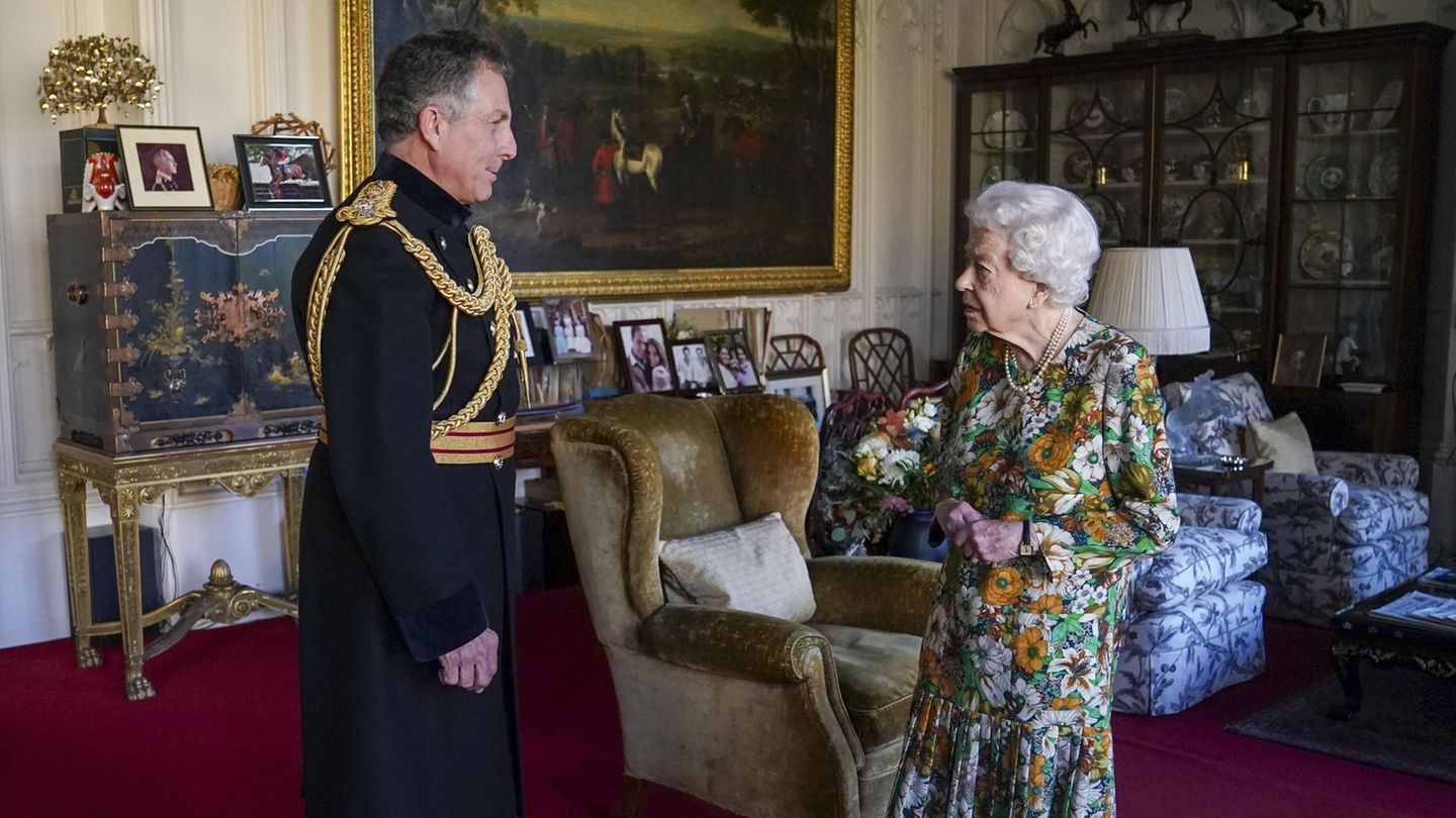 Leute von heute: Aufatmen bei den Royals: Queen Elizabeth II. absolviert Termin auf Schloss Windsor