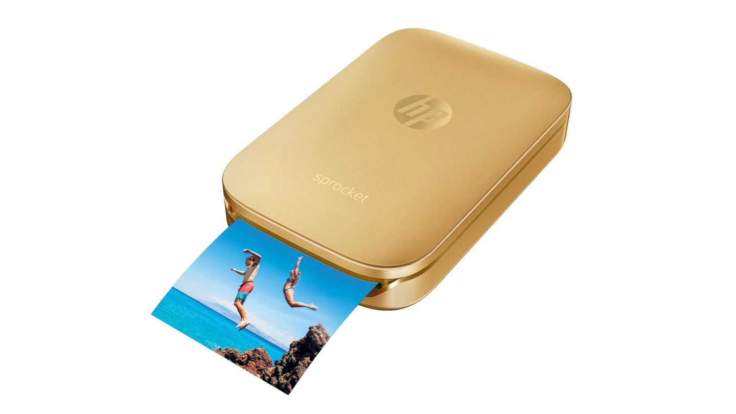 HP Sprocket - Der Hosendrucker  Fotos auf dem Smartphone sind nett, wenn man sie schnell ausdrucken und jemandem als Erinnerung mitgeben könnte, wäre das noch cooler. Genau dafür ist der Hosentaschen-Farbdrucker Sprocket von HP gemacht. Der Westentaschendrucker benötigt keine Patronen, sondern belichtet spezielles Fotopapier. Die Fotos kommen über Bluetooth an den Drucker, der Strom kommt aus dem Akku. Gut, die Bildqualität ist auf der Höhe eines sehr guten Polaroids und das Fotopapier ist teuer, doch ein Hingucker und eine schöne Erinnerung sind die Bilder allemal.