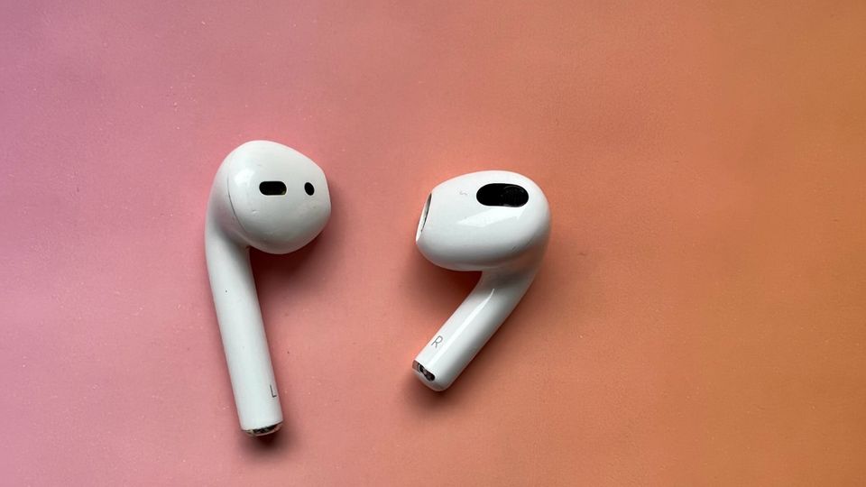 Neuauflage: Im Vergleich mit den AirPods der zweiten Generation (links) fällt der kürzere Steg und der etwas klobigere Körper sofort auf. Im Vergleich mit den AirPods der zweiten Generation (links) fällt der kürzere Steg und der etwas klobigere Körper sofort auf.