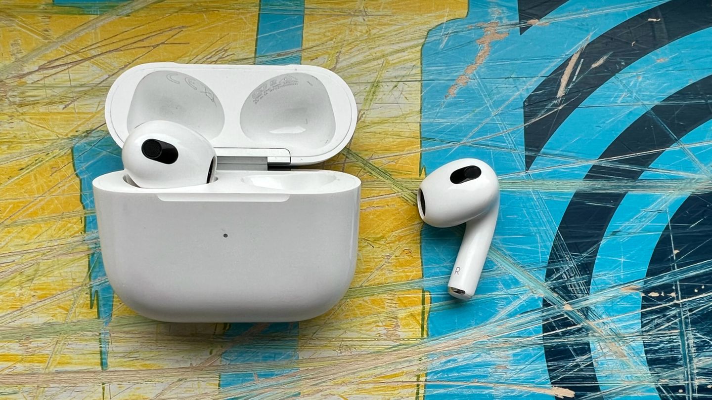Neuauflage: Das grundsätzliche Design und die Ladeschale der neuen AirPods hat Apple von den Pro-Modellen übernommen