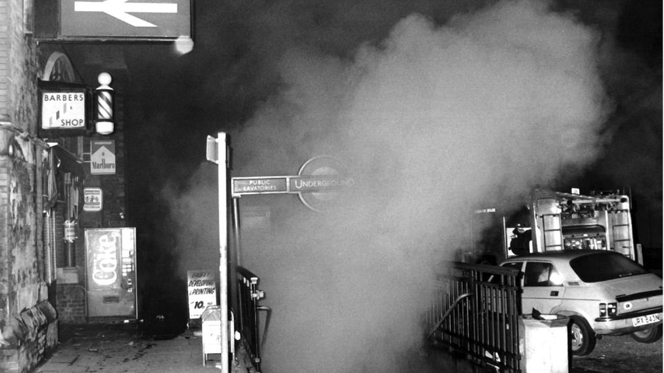 Rauch dringt aus der U-Bahnstation King's Cross in London