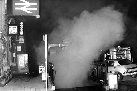 Rauch dringt aus der U-Bahnstation King's Cross in London