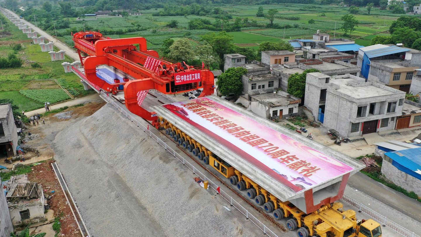 Die Hochgeschwindigkeitstrasse von Guiyang-Nanning ist 512 Kilometer lang, dieser Abschnitt wird auf Pfeilern errichtet. 
