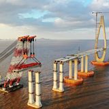 Auf See werden die Segmenten von schweren Kränen in die Höhe gehievt.