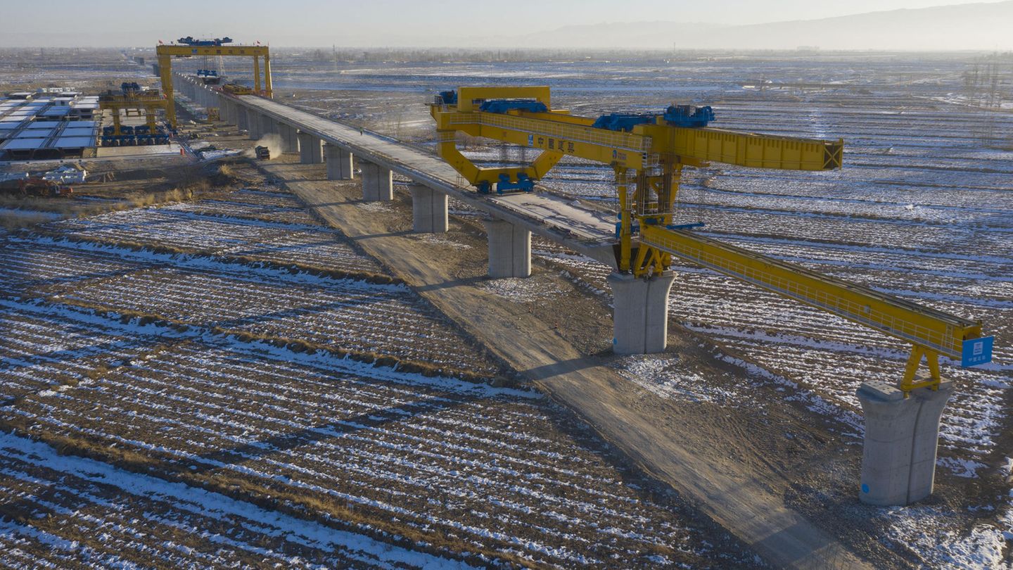Die  Lanzhang-Hochgeschwindigkeitstrasse wird auf weiten Teilen aufgeständert.