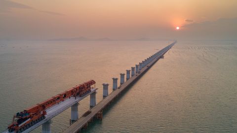Die Überquerung der Meizhou Bucht gehört zu 277 km langen Hochgeschwindigkeitsstrecke Fuzhou-Xiamen. 