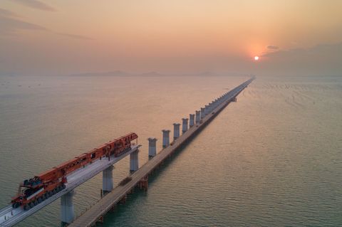Die Überquerung der Meizhou Bucht gehört zu 277 km langen Hochgeschwindigkeitsstrecke Fuzhou-Xiamen. 