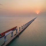 Die Überquerung der Meizhou Bucht gehört zu 277 km langen Hochgeschwindigkeitsstrecke Fuzhou-Xiamen. 