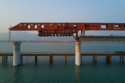 Das Brücken-Monster bringt seine eigene Montagebrücke mit.