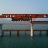 Das Brücken-Monster bringt seine eigene Montagebrücke mit.