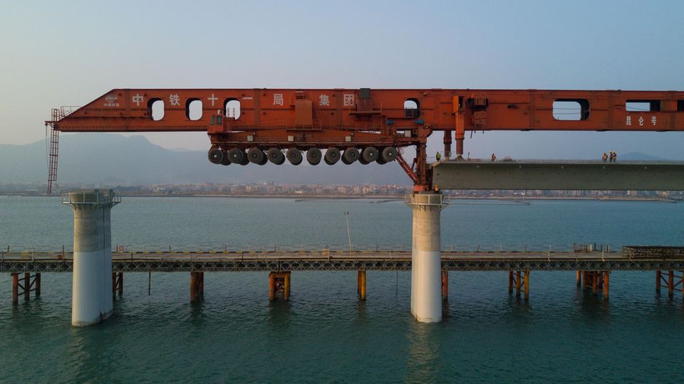 Das Brücken-Monster bringt seine eigene Montagebrücke mit.
