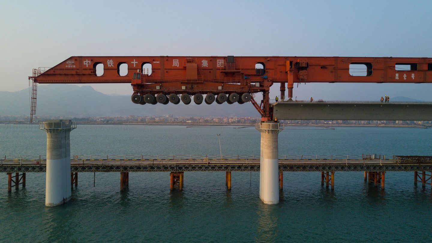 Das Brücken-Monster bringt seine eigene Montagebrücke mit.