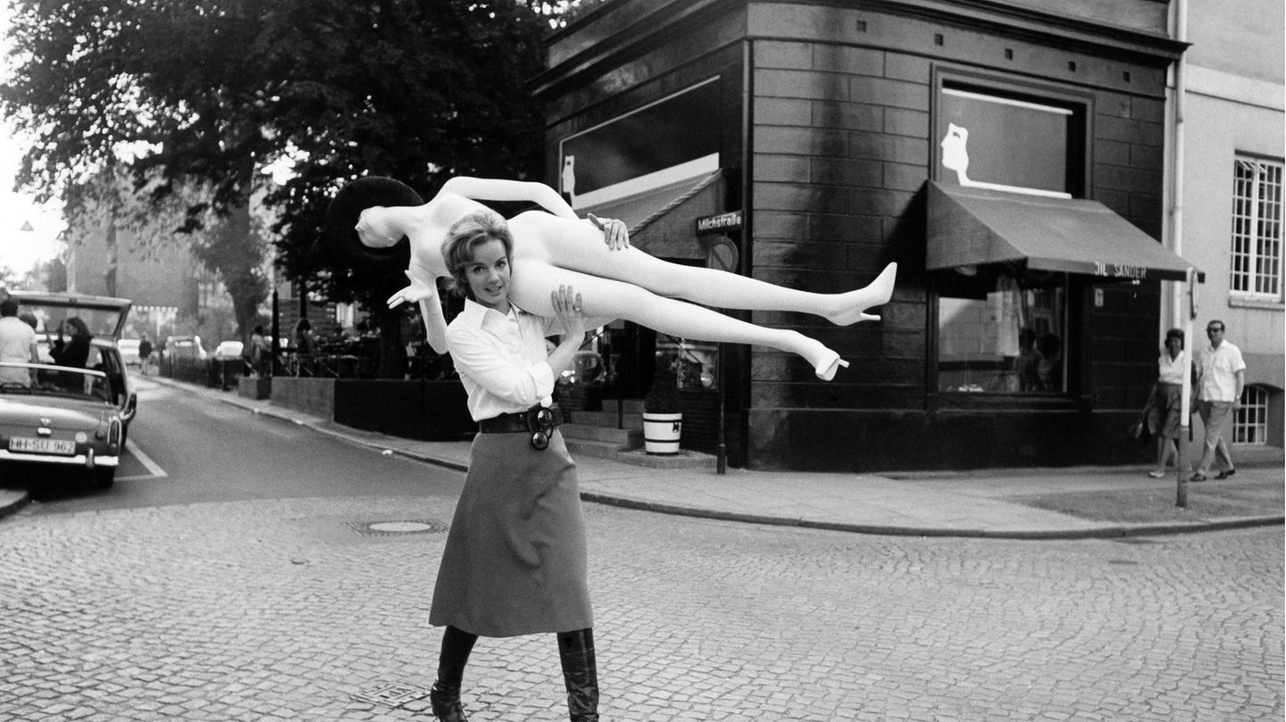 Jil Sander mit einer Schaufensterpuppe
