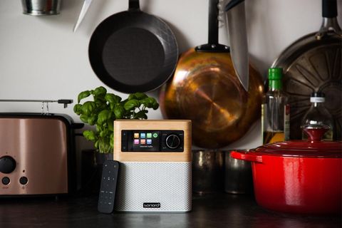 Sonoro Stream: In der Küche spiel die Musik!  Spätestens seit den Corona-Lockdowns ist die Küche wieder zum zentralen Ort des Haues geworden. Viele kochen und backen seither häufiger selbst. Was in jeder Küche nicht fehlen sollte, ist die passende musikalische Untermalung oder der Lieblingspodcast. Das kann man zwar auch mit dem Smartphone machen, doch mit fettigen oder nassen Händen wird das schnell unpraktisch.  Der nordrhein-westfälische Audiospezialist Sonoro hat für fettig-feuchte Umgebungen den Sonor Stream entwickelt. Das moderne "Kofferradio" klingt nicht nur gut, sondern kann nahezu jede Audioquelle anzapfen: von USB, Bluetooth, DAB+ bis hin zu tausenden Internet-Radiosendern oder direkt von Spotify über WLAN. Ganz die alte Schule ist es hingegen bei der Bedienung: Eine schöne alte wasserfeste Fernbedienung und einen einzigen Drehknopf statt Smartphone-App. 