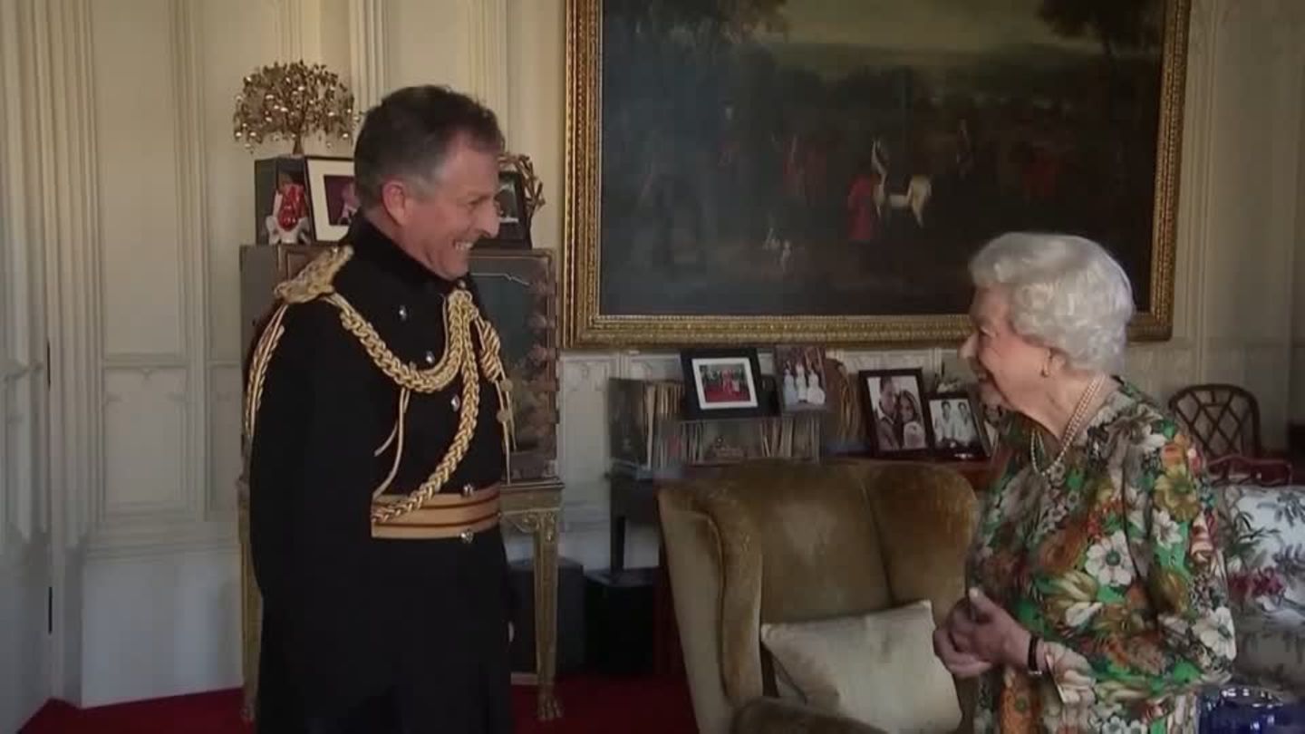 Video: Grundlose Sorge? Palast zeigt Queen bei der Arbeit