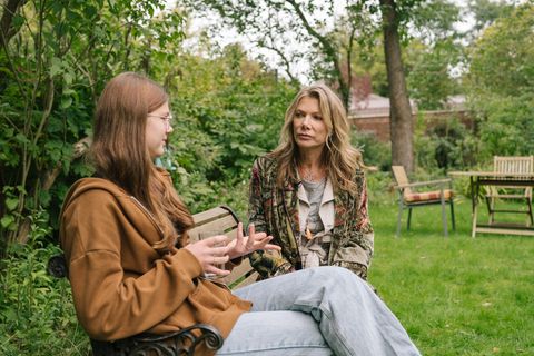 Jana sitzt im Trauma-Therapiezentrum Ankerland mit Ursula Karven im Garten