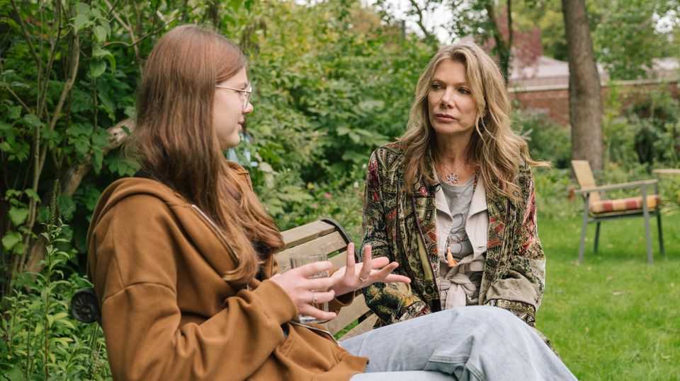 Jana sitzt im Trauma-Therapiezentrum Ankerland mit Ursula Karven im Garten