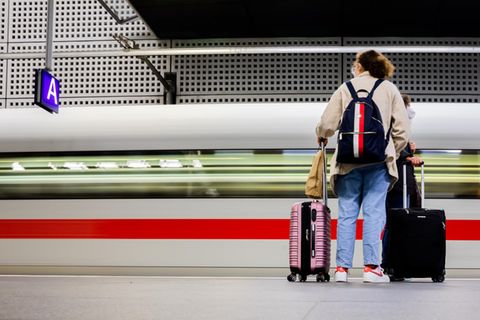 Fahrgast auf dem Bahnsteig