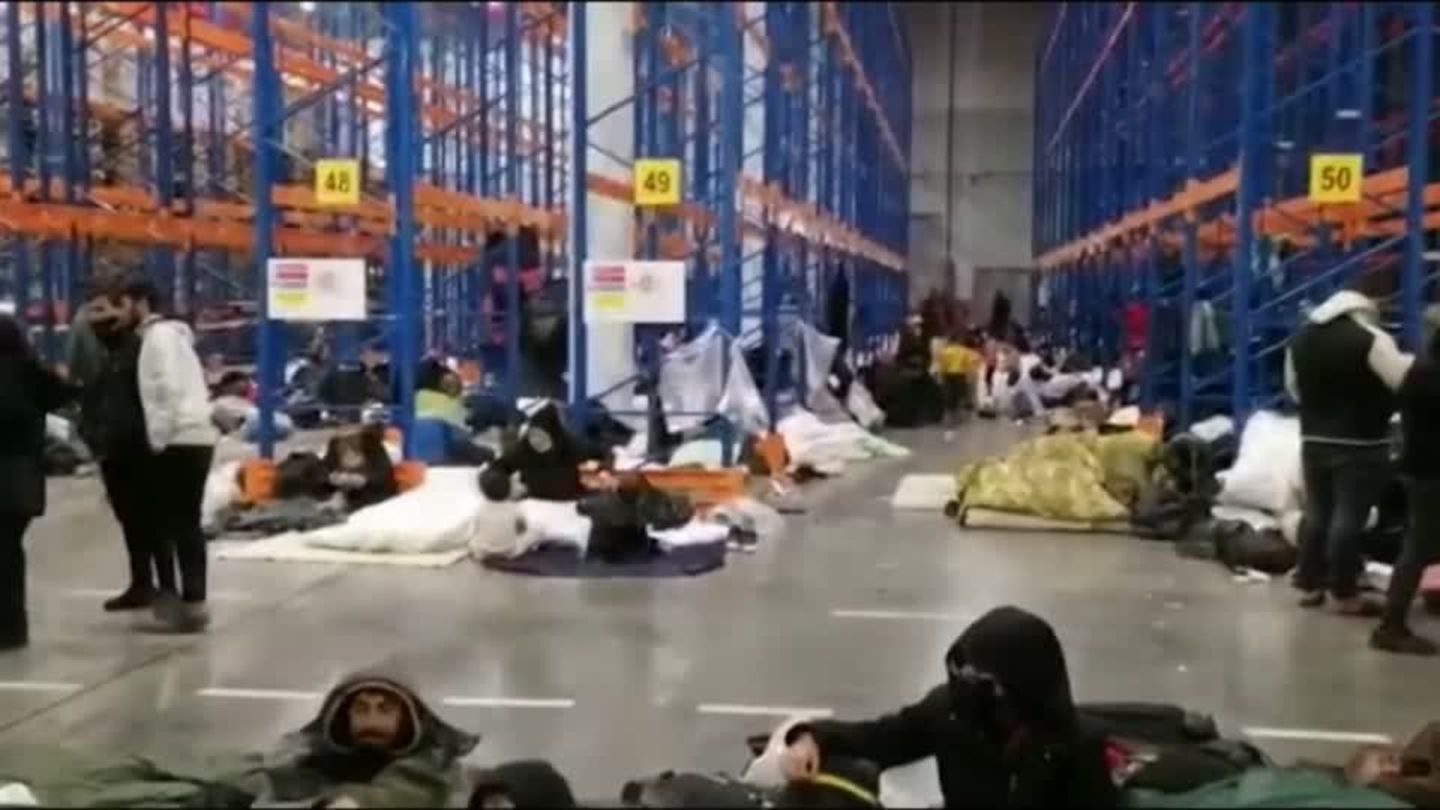 Video: Belarus bringt Migranten in neue Lager