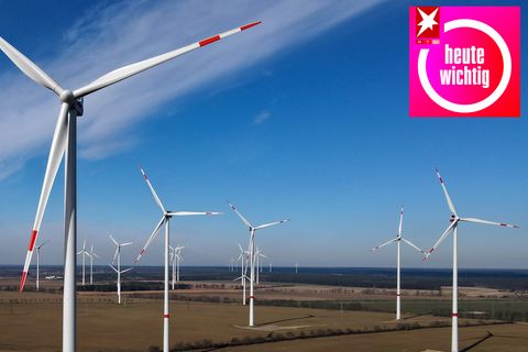 Windräder stehen in einem Windpark