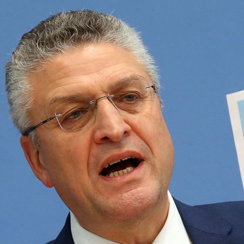 RKI-Chef Lothar Wieler mit Corona-Deutschlandkarte