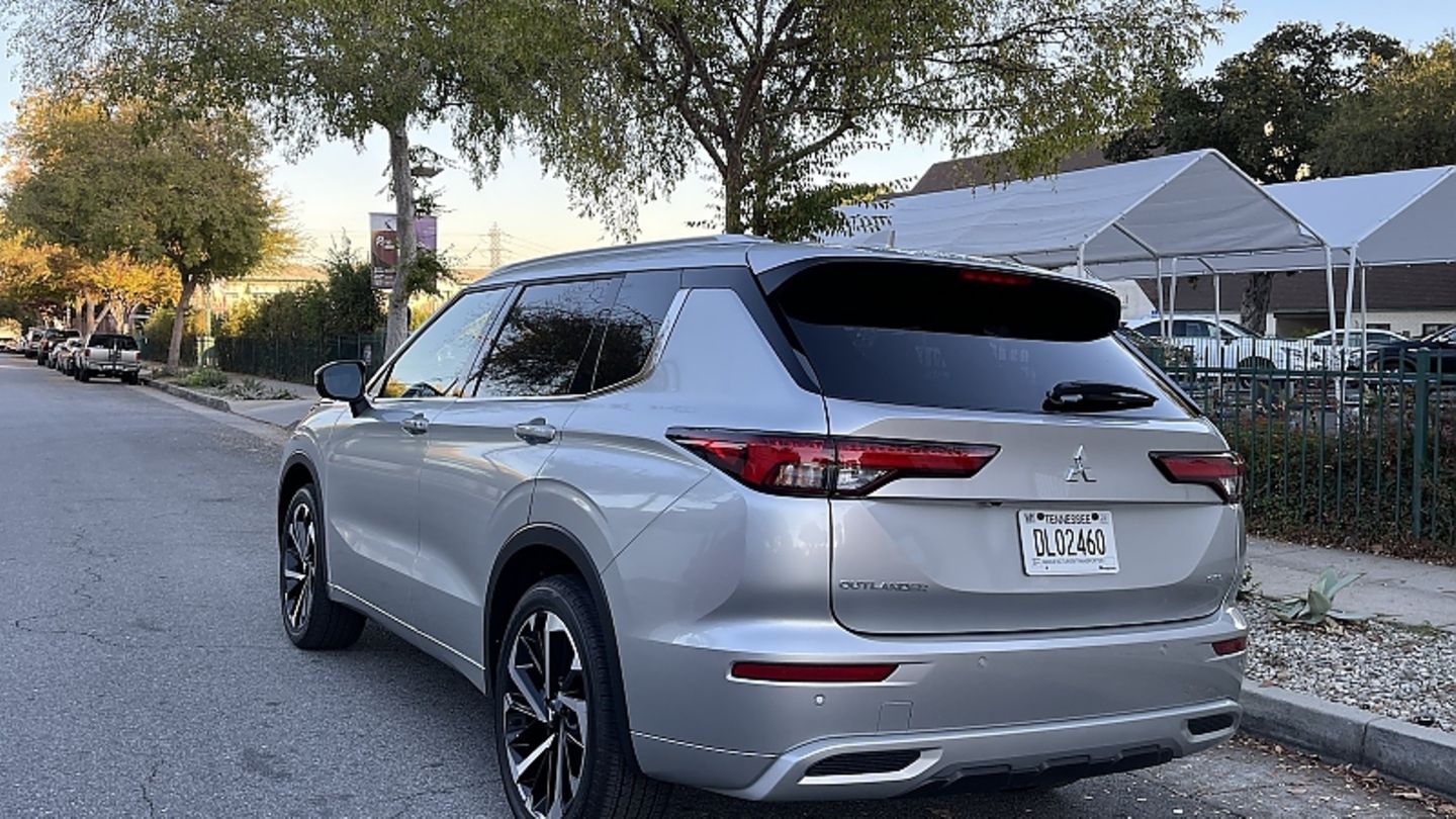 Mitsubishi Outlander 2.5 S-AWC: With or without plug