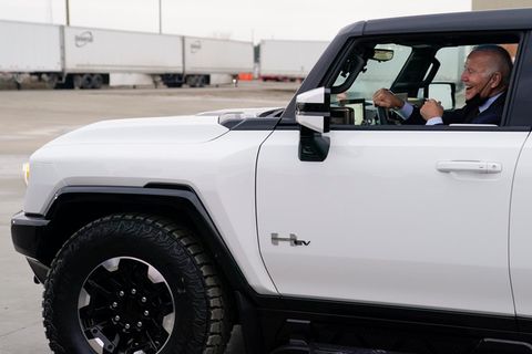 "Ich bin ein Autotyp": US-Präsident Biden testet E-Hummer – und lässt die Reifen qualmen