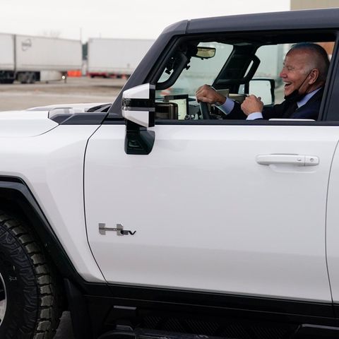 "Ich bin ein Autotyp": US-Präsident Biden testet E-Hummer – und lässt die Reifen qualmen