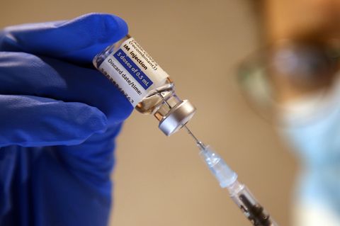 Impfdurchbruch Krankheitsverlauf: Eine Frau zieht eine Spritze mit Corona-Impfstoff von Johnson&Johnson auf