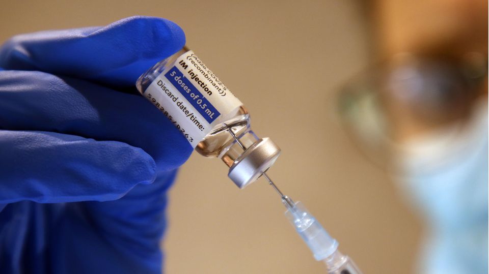 Impfdurchbruch Krankheitsverlauf: Eine Frau zieht eine Spritze mit Corona-Impfstoff von Johnson&Johnson auf