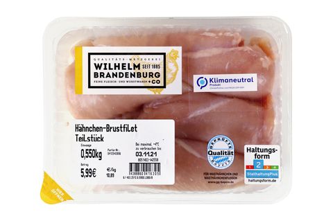 Rewe: Hähnchen-Brustfilet  Fleischkonsum ist ein Klimakiller, das Hähnchenfleisch der Rewe-Eigenmarke "Wilhelm Brandenburg" wird dennoch als "klimaneutral" beworben. Möglich wird das durch die Kompensation mit CO2-Zertifikaten, doch die sind laut Foodwatch-Recherchen nicht korrekt. Das unterstützte Klimaschutzprojekt in Peru schütze den Wald nicht, die Entwaldung habe dort sogar zugenommen, berichtet die Organisation. Rewe erklärte auf Anfrage, es sei "für unser Unternehmen völlig intransparent, worauf Foodwatch die Nominierung und die damit verbundene Kritik stützt". Man habe nun die Projektverantwortlichen um Aufklärung des Sachverhalts gebeten. Mehr Informationen und die Abstimmung zum Goldenen Windbeutel 2021 finden Sie hier