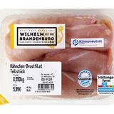 Rewe: Hähnchen-Brustfilet  Fleischkonsum ist ein Klimakiller, das Hähnchenfleisch der Rewe-Eigenmarke "Wilhelm Brandenburg" wird dennoch als "klimaneutral" beworben. Möglich wird das durch die Kompensation mit CO2-Zertifikaten, doch die sind laut Foodwatch-Recherchen nicht korrekt. Das unterstützte Klimaschutzprojekt in Peru schütze den Wald nicht, die Entwaldung habe dort sogar zugenommen, berichtet die Organisation. Rewe erklärte auf Anfrage, es sei "für unser Unternehmen völlig intransparent, worauf Foodwatch die Nominierung und die damit verbundene Kritik stützt". Man habe nun die Projektverantwortlichen um Aufklärung des Sachverhalts gebeten. Mehr Informationen und die Abstimmung zum Goldenen Windbeutel 2021 finden Sie hier