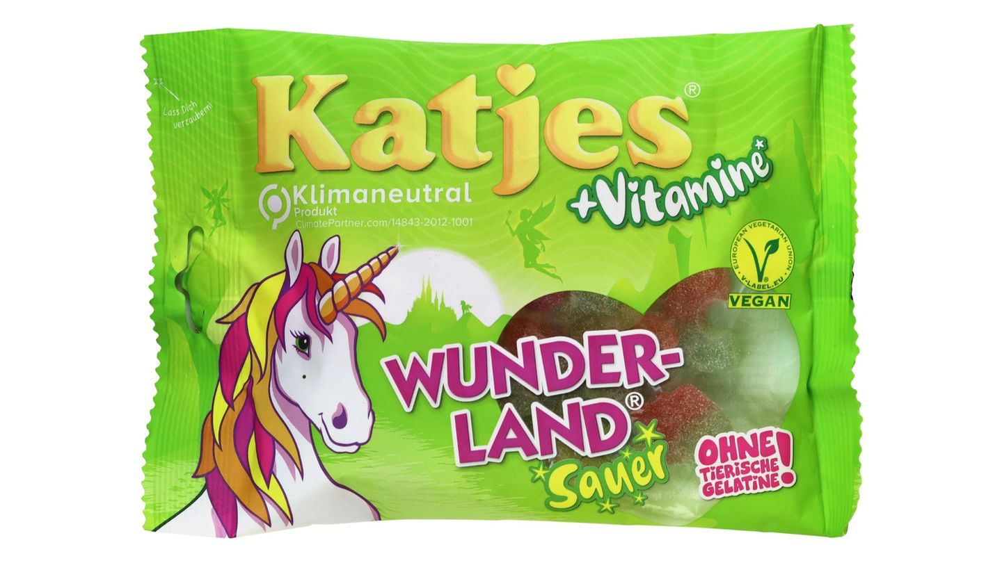 Katjes: Wunderland + Vitamine  Süßigkeiten, die vor allem durch gesunde Vitamine bestechen? Das suggeriert Hersteller Katjes auf seiner Fruchtgummi-Verpackung "Wunderland". Auf Instagram fragte Katjes gar: "Wer hätte gedacht, dass Naschen so vitaminreich sein kann?" Vitamine hin oder her, es handelt sich um Industriezuckerbomben: Mit 60 Prozent Zuckeranteil schlagen die Wundergummis sogar die Haribo-Goldbären deutlich. Besonders sauer stößt Foodwatch auf, dass sich die niedliche Einhorn-Aufmachung eindeutig an Kinder richtet - Eltern werde der Eindruck vermittelt, es handle sich um eine gesunde Nascherei. Katjes äußerte sich auf Anfrage bislang nicht zu den Vorwürfen.