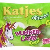 Katjes: Wunderland + Vitamine  Süßigkeiten, die vor allem durch gesunde Vitamine bestechen? Das suggeriert Hersteller Katjes auf seiner Fruchtgummi-Verpackung "Wunderland". Auf Instagram fragte Katjes gar: "Wer hätte gedacht, dass Naschen so vitaminreich sein kann?" Vitamine hin oder her, es handelt sich um Industriezuckerbomben: Mit 60 Prozent Zuckeranteil schlagen die Wundergummis sogar die Haribo-Goldbären deutlich. Besonders sauer stößt Foodwatch auf, dass sich die niedliche Einhorn-Aufmachung eindeutig an Kinder richtet - Eltern werde der Eindruck vermittelt, es handle sich um eine gesunde Nascherei. Katjes äußerte sich auf Anfrage bislang nicht zu den Vorwürfen.