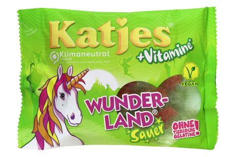 Katjes: Wunderland + Vitamine  Süßigkeiten, die vor allem durch gesunde Vitamine bestechen? Das suggeriert Hersteller Katjes auf seiner Fruchtgummi-Verpackung "Wunderland". Auf Instagram fragte Katjes gar: "Wer hätte gedacht, dass Naschen so vitaminreich sein kann?" Vitamine hin oder her, es handelt sich um Industriezuckerbomben: Mit 60 Prozent Zuckeranteil schlagen die Wundergummis sogar die Haribo-Goldbären deutlich. Besonders sauer stößt Foodwatch auf, dass sich die niedliche Einhorn-Aufmachung eindeutig an Kinder richtet - Eltern werde der Eindruck vermittelt, es handle sich um eine gesunde Nascherei. Katjes äußerte sich auf Anfrage bislang nicht zu den Vorwürfen.