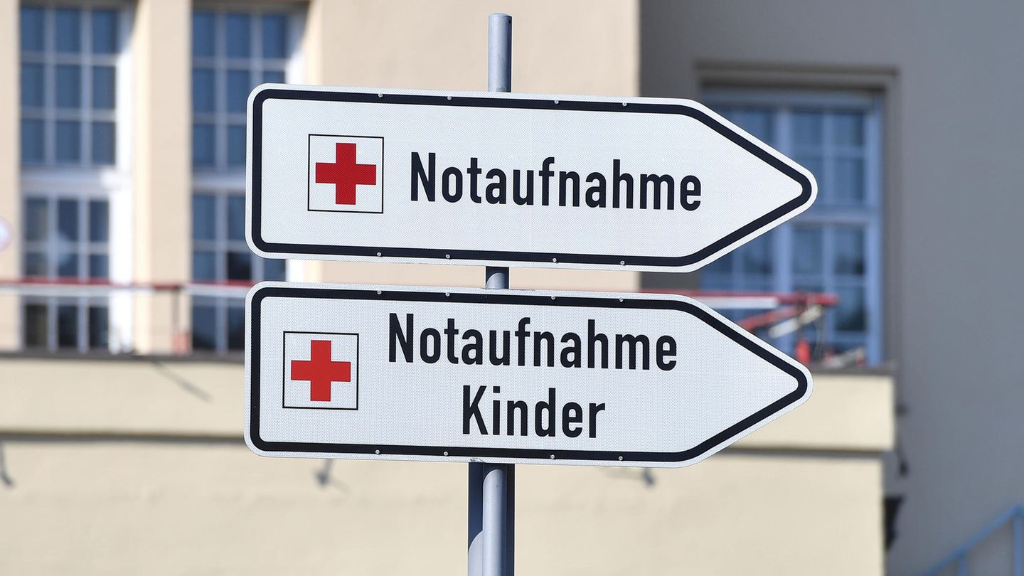 Ein Schild der Kindernotaufnahme