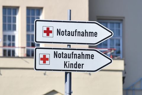 Ein Schild der Kindernotaufnahme