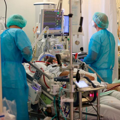 Versorgung eines Corona-Patienten auf einer Intensivstation