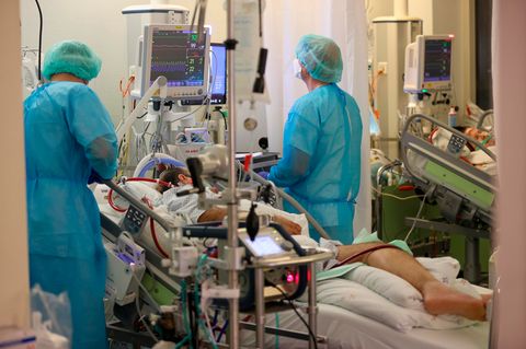 Versorgung eines Corona-Patienten auf einer Intensivstation