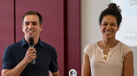 Philipp Lahm und Cécila Sasic sprechen zu DFB-Mitarbeitern: "Wir denken da größer"