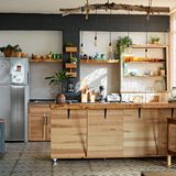 Warum gefallen uns Katalog-Bilder so gut? Klar, die Wohnungen sind sauber und aufgeräumt. Aber selbst eine solche Küche, in der allerlei Geräte und Gegenstände rumstehen, wirkt weniger rumpelig als die eigene. Der Grund: Es fehlen nervige Alltagsgegenstände wie Spülmittelflaschen oder Plastikbehälter, unpassende Kaffeedosen oder Verpackungen von Lebensmitteln.   Besser: Füllen Sie Reinigungsmittel, die sichtbar sind, in schicke Flaschen um. Auch Kaffee und andere Lebensmittel, die im sichtbaren Bereich sind, bewahren sie besser in hübschen Dosen auf. Günstige Alternative: Verschiedene, große Glasbehälter mit Schraubdeckel. beschriften Sie diese dann mit weißem Permanent-Makern. 