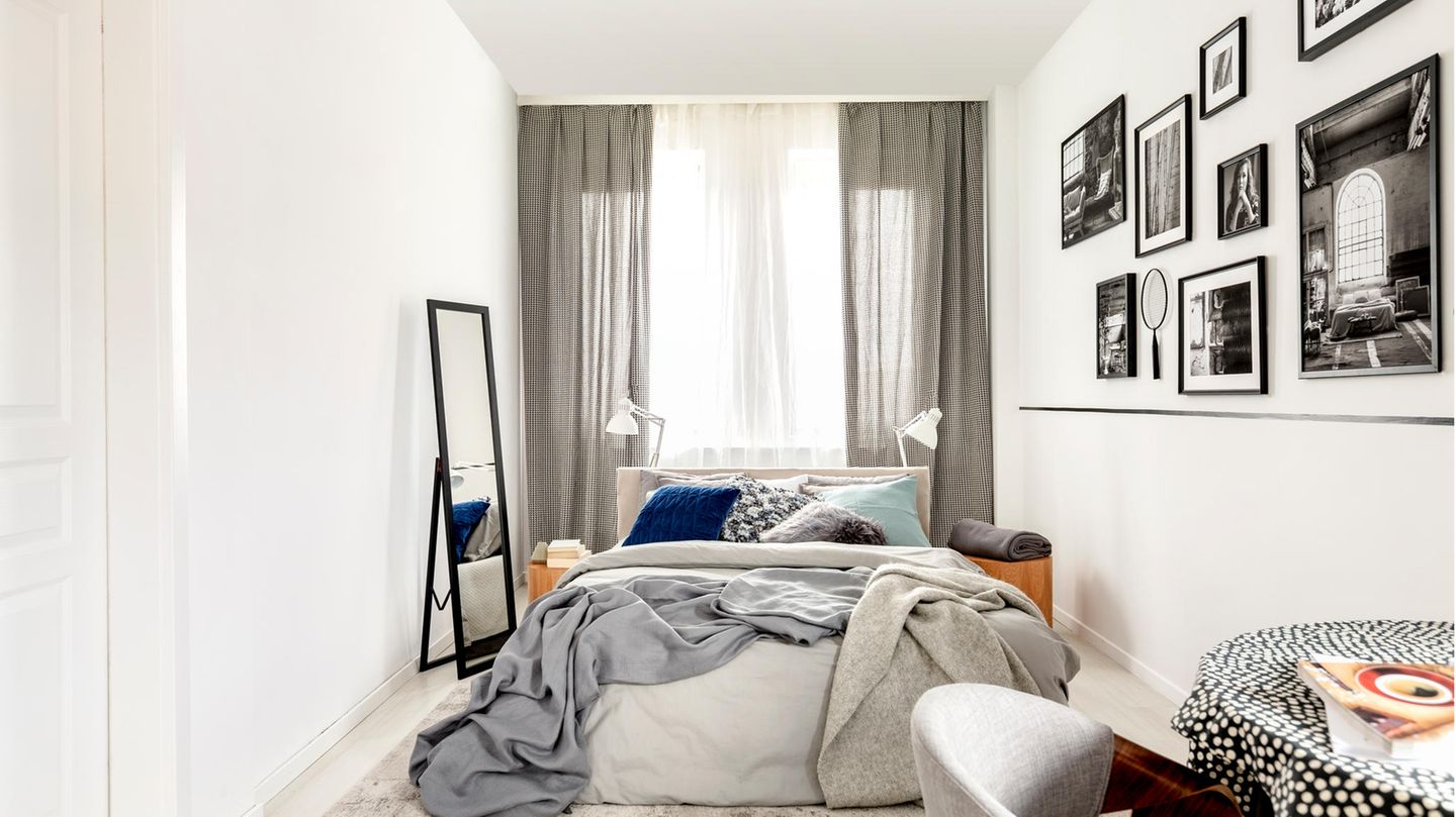 Es ist ein fataler Irrtum zu glauben, dass man mehr aus einem kleinen Zimmer rausholt, wenn man alle Möbel an die Wand schiebt. Klar, dadurch entsteht mehr "Platz". Doch der Gesamteindruck ist ein anderer - nämlich: Ganz schön eng hier. Besser: Stellen Sie die Möbel luftig in den Raum.