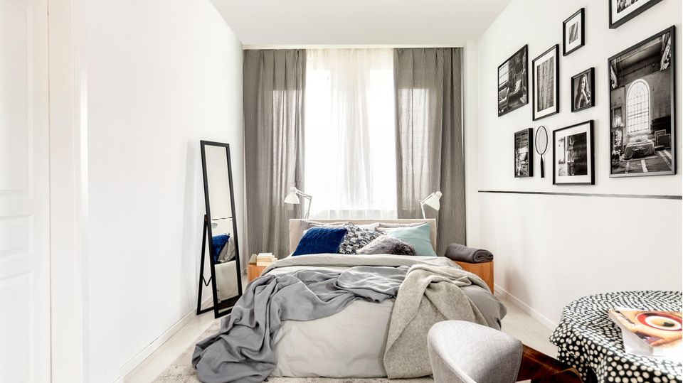 Alle Möbel an die Wand schieben Es ist ein fataler Irrtum zu glauben, dass man mehr aus einem kleinen Zimmer rausholt, wenn man alle Möbel an die Wand schiebt. Klar, dadurch entsteht mehr "Platz". Doch der Gesamteindruck ist ein anderer - nämlich: Ganz schön eng hier. Besser: Stellen Sie die Möbel luftig in den Raum.