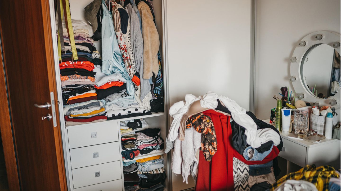 Lassen Sie sich nie auf provisorische Lösungen ein. Denn diese überleben meist sehr viel länger als gedacht. Also besser gleich die richtige Wandfarbe streichen und den Schrank zumindest aussuchen. Durch Lieferfristen dauert es ja eh immer ein bisschen. Aber wer die Gestaltung der Räume aufschiebt, lebt viel zu lange in einer Baustelle.