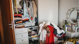 Lassen Sie sich nie auf provisorische Lösungen ein. Denn diese überleben meist sehr viel länger als gedacht. Also besser gleich die richtige Wandfarbe streichen und den Schrank zumindest aussuchen. Durch Lieferfristen dauert es ja eh immer ein bisschen. Aber wer die Gestaltung der Räume aufschiebt, lebt viel zu lange in einer Baustelle.