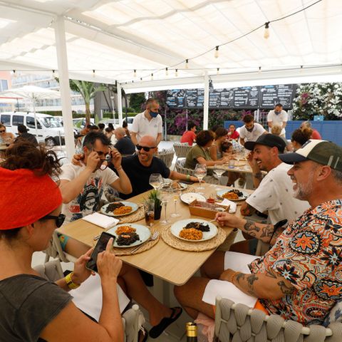 Gruppe Touristen essen im Restaurant