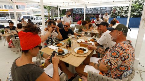 Gruppe Touristen essen im Restaurant